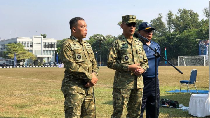 Personel TNI AL dan AL Italia mengawaki kapal induk Garibaldi ke RI