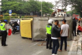 Truk sembako terguling di flyover Rawa Buaya