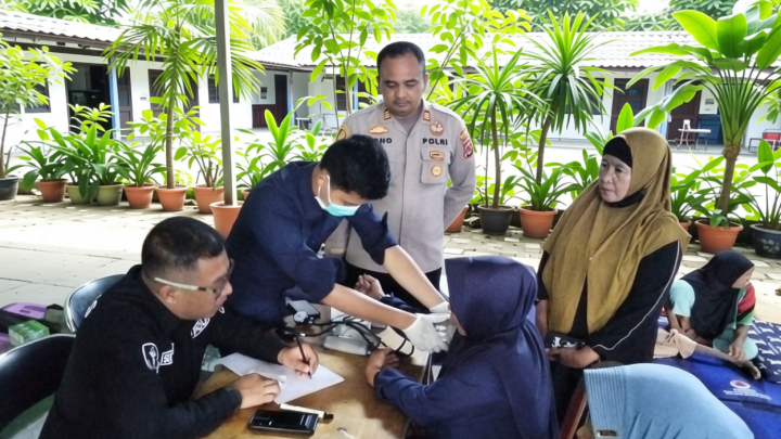 Dokkes Polri periksa kesehatan warga terdampak kebakaran TPA di Banten