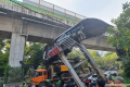 Lalu lintas macet akibat truk angkut alat berat tersangkut JPO Tendean