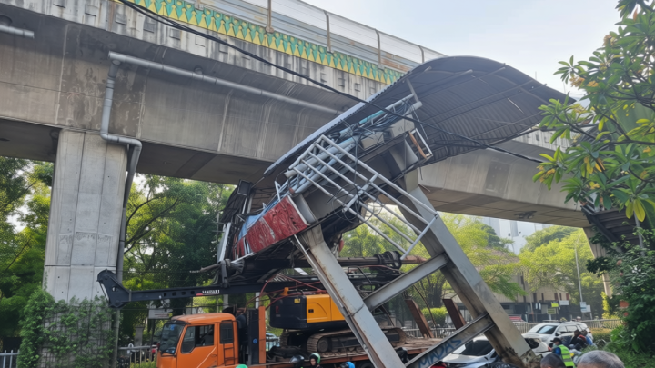 Lalu lintas macet akibat truk angkut alat berat tersangkut JPO Tendean