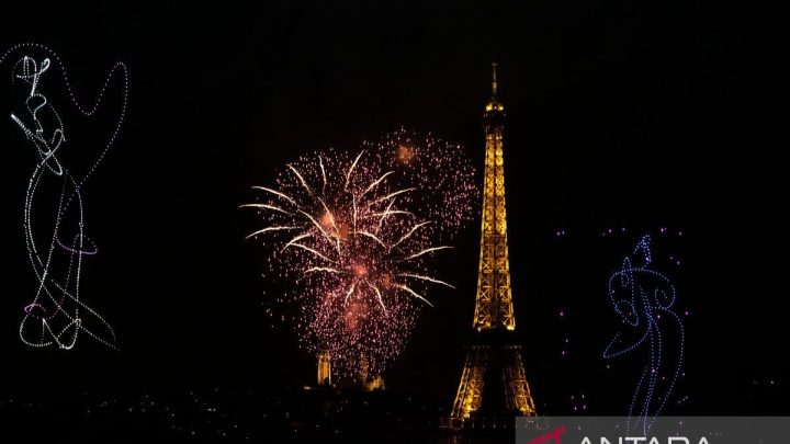 Kembang api terangi Menara Eiffel saat perayaan Bastille Day