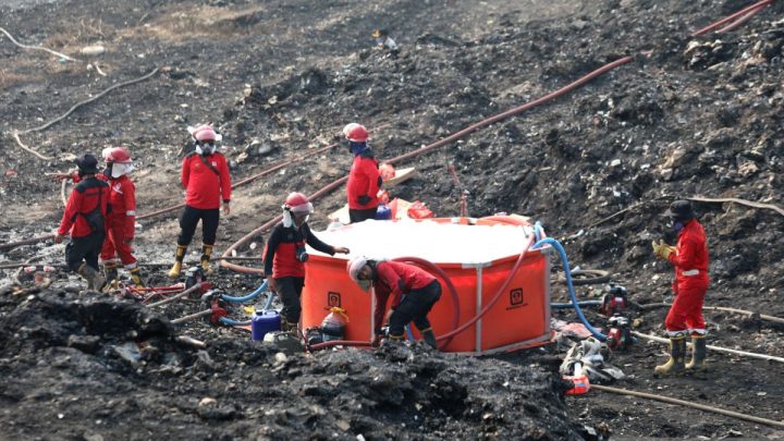 BNPB: 45 persen lahan terbakar di TPA Jatiwaringin berhasil dipadamkan