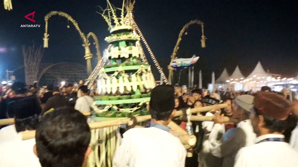 SANS_KIRAB-5.000-TANGKIR-BUBUR-SURO-SEMARAKKAN-PENUTUPAN-SYAFAAT-FESTIVAL