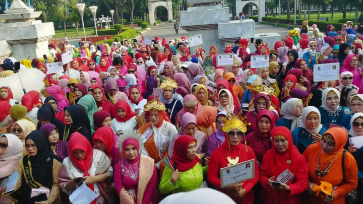 Special Plan: Seribuan warga Palembang ramaikan parade kebaya di Jembatan Ampera