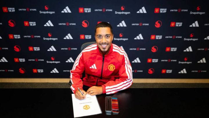Historic Moment: Youri Tielemans teken kontrak dengan Manchester United