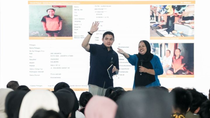 Di hadapan Seskab Teddy, orang tua siswa SR berlinang air mata haru