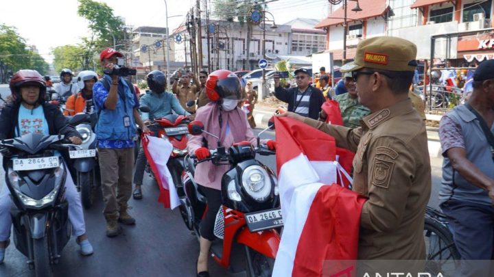 Pemkot Banjarmasin bagikan ribuan bendera Merah Putih ke masyarakat