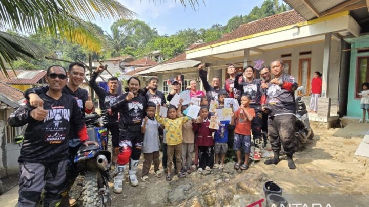 Sambut HUT RI, Komunitas Jurnalis Cross beri bantuan di Hambalang