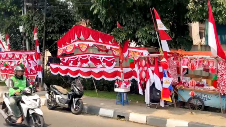 HUT RI, pedagang bendera sejak ’90an di Jaksel berharap ekonomi pulih
