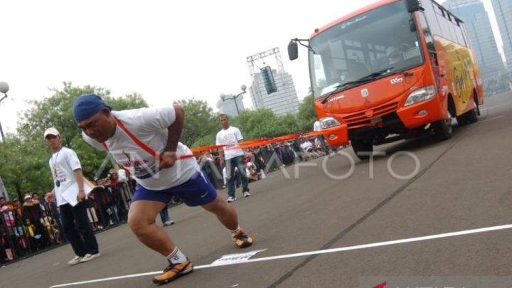 Terminal Lebak Bulus gelar lomba tarik-dorong bus meriahkan HUT 81 RI