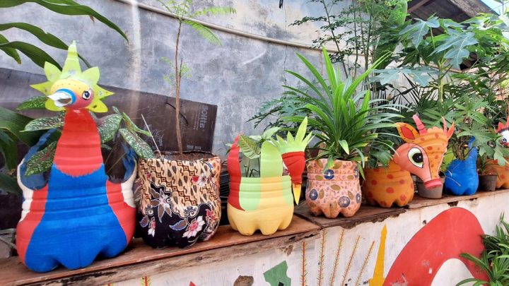 Warga Duren Tiga Jaksel sulap galon bekas jadi pot dan hiasan HUT RI