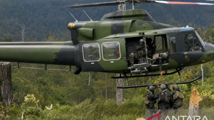 TNI evakuasi seorang warga dari wilayah rawan OPM