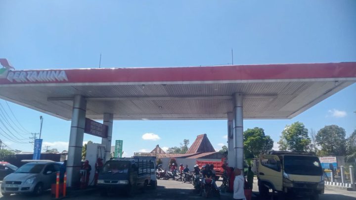 Pertamina berangkatkan 11 mobil tangki BBM dari Bima untuk Flores