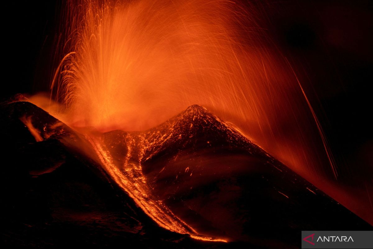 2023-12-01T215111Z_1359423932_RC2HO4A56PY5_RTRMADP_3_ITALY-ETNA