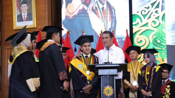 Mentan beri 13 traktor tangan wisudawan poltek agar bangun usaha tani