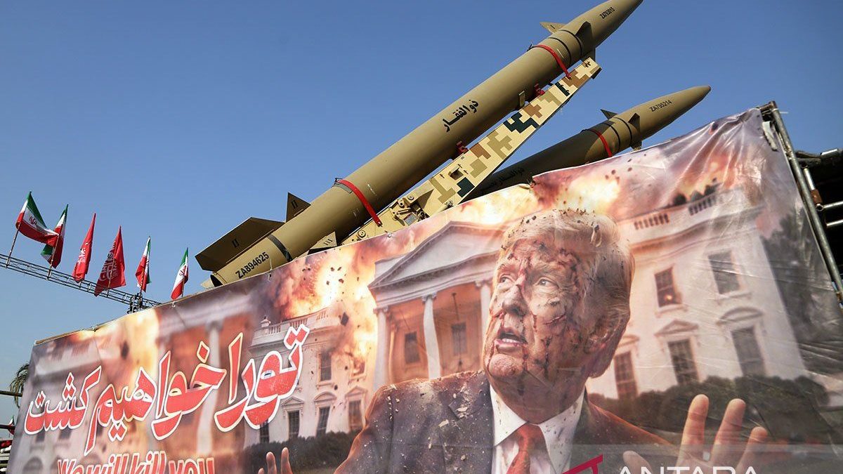 AA-20260802-42124703-42124695-TRUMPTARGETING_BANNER_DISPLAYED_IN_TEHRANS_AZADI_SQUARE