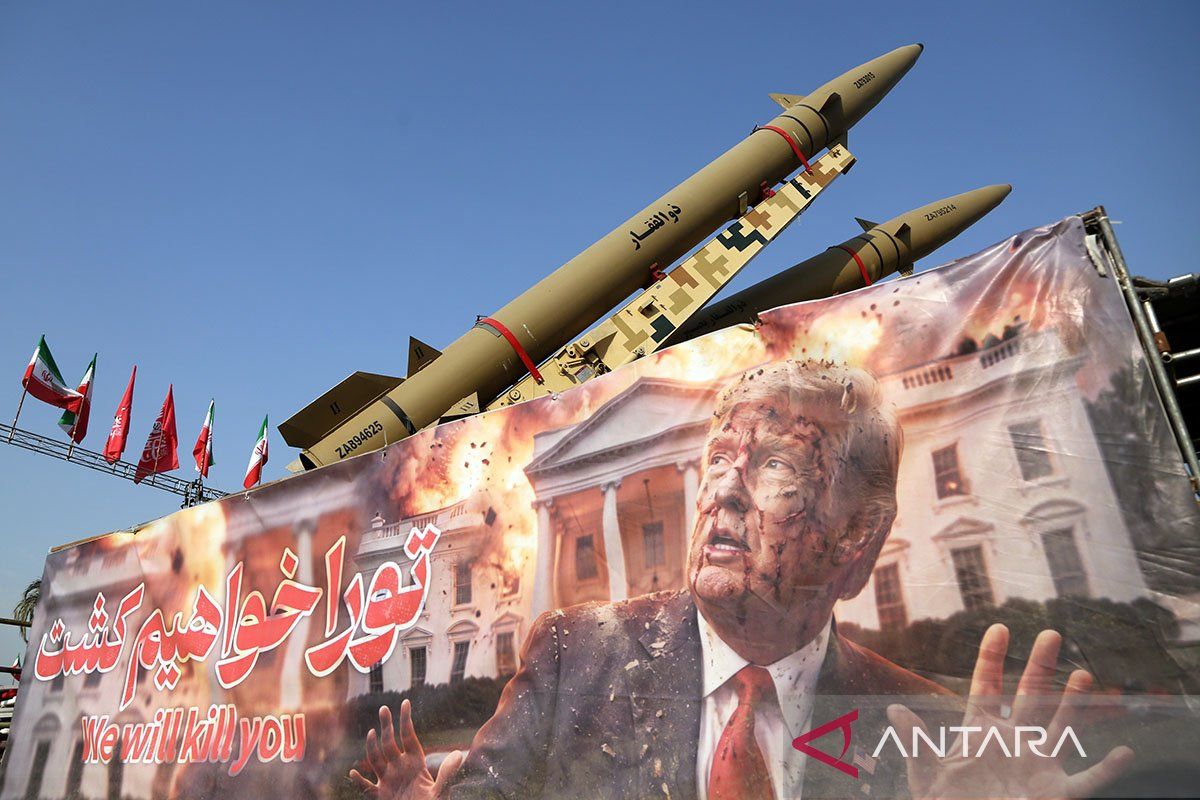 AA-20260802-42124703-42124695-TRUMPTARGETING_BANNER_DISPLAYED_IN_TEHRANS_AZADI_SQUARE