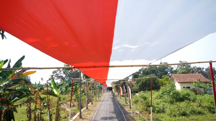 Pemuda Pekalongan bentangkan kain merah putih 200 meter sambut HUT RI