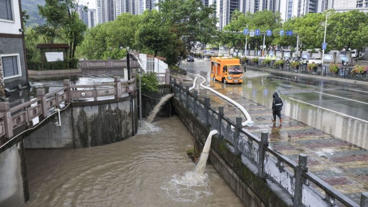 Satelit meteorologi China lacak topan Dolphin