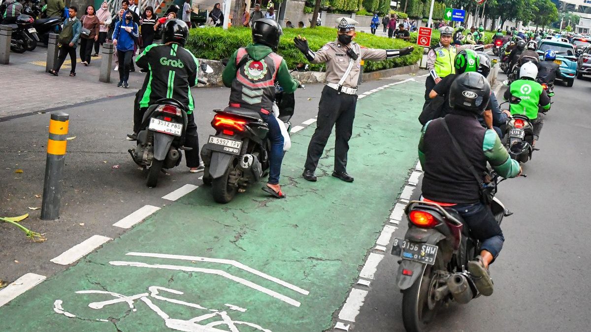 Gubernur-DKI-Jakarta-akan-tertibkan-jalur-sepeda-di-Jakarta-280425-sth-05