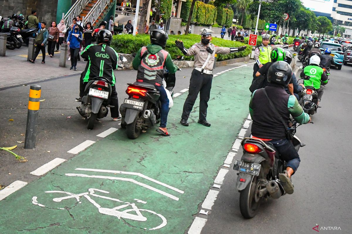 Gubernur-DKI-Jakarta-akan-tertibkan-jalur-sepeda-di-Jakarta-280425-sth-05