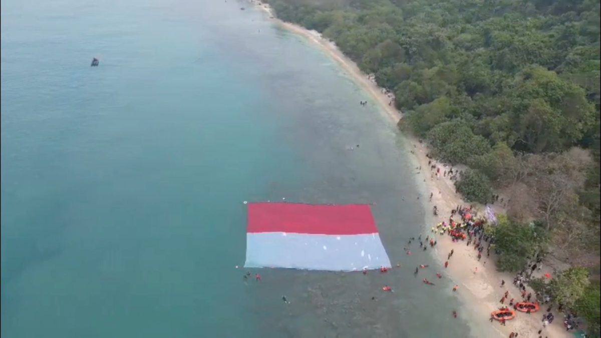 HUT-KE-81-RI-LANAL-BANTEN-BENTANGKAN-MERAH-PUTIH-RAKSASA-DI-LAUT-1