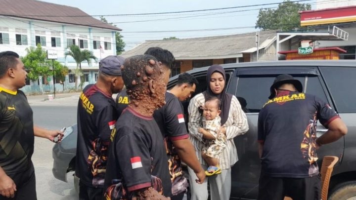Personel Damkar Bintan selamatkan balita terkunci di dalam mobil