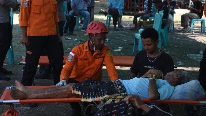Helikopter Basarnas evakuasi lansia dan balita luka akibat gempa NTT