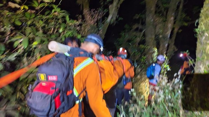 Tim SAR bawa turun jenazah pendaki terjatuh ke kawah Gunung Slamet