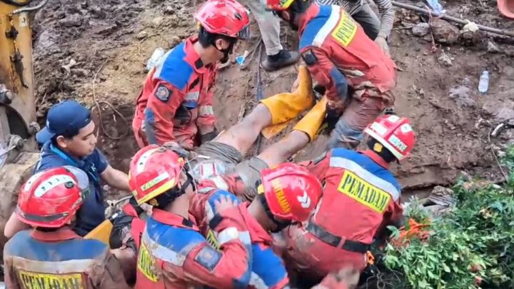 Gulkarmat Jaktim evakuasi dua pekerja proyek yang tertimpa turap