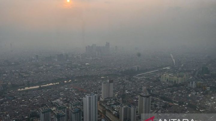 Udara Jakarta tercatat tak sehat Minggu pagi