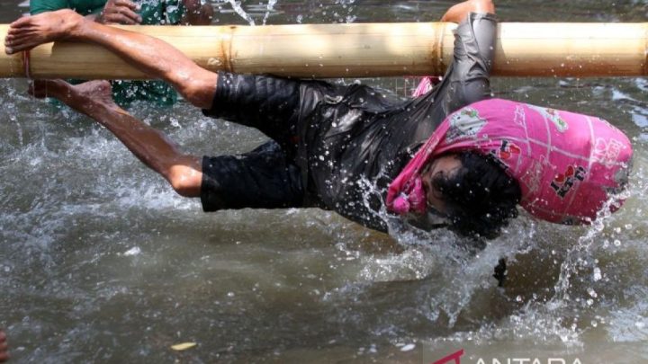 Begini serunya lomba pukul bantal menyambut HUT ke-81 RI