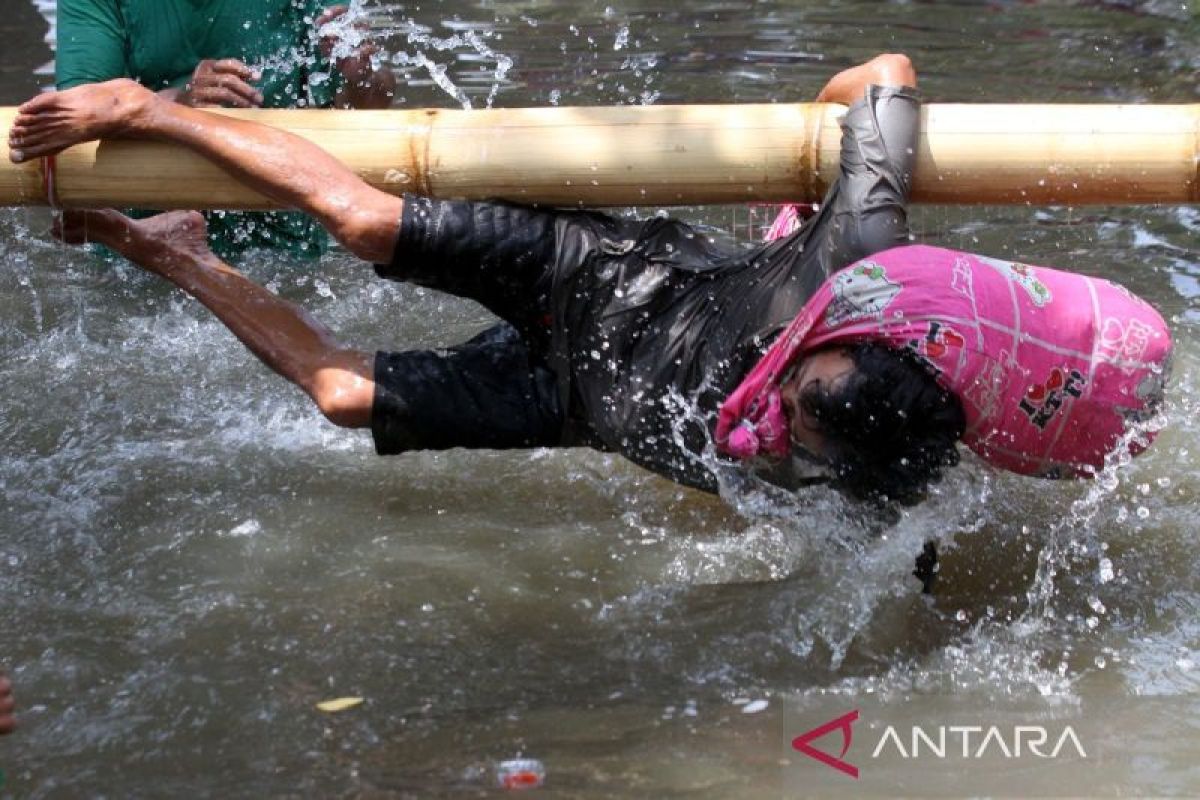 Lomba-pukul-bantal-sambut-HUT-Kemerdekaan-RI-090826-abs-6