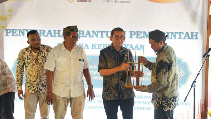 Kemenbud serahkan 47 alat musik, dukung kegiatan seni dan keagamaan