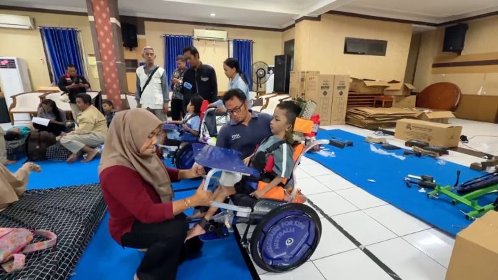 Pemprov Jateng bagikan ratusan kursi roda bagi anak disabilitas