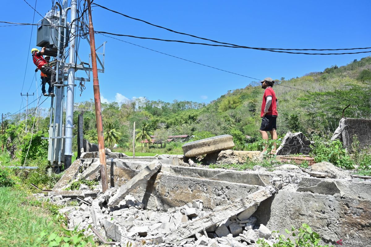 Pemulihan-Jaringan-Listrik-Ntt-190826-fik-2