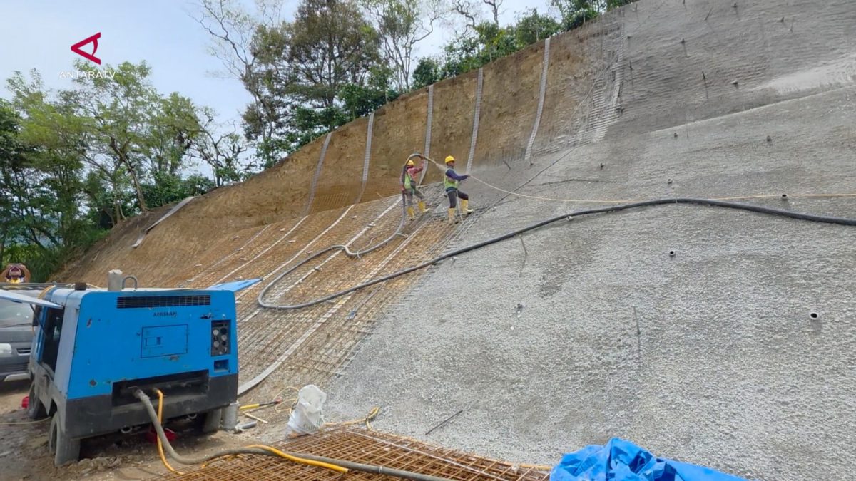 SANS_MITIGASI-LONGSOR-KEMENTERIAN-PU-BANGUN-BETON-DI-BENER-MERIAH