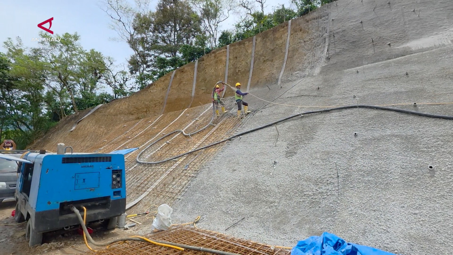 SANS_MITIGASI-LONGSOR-KEMENTERIAN-PU-BANGUN-BETON-DI-BENER-MERIAH