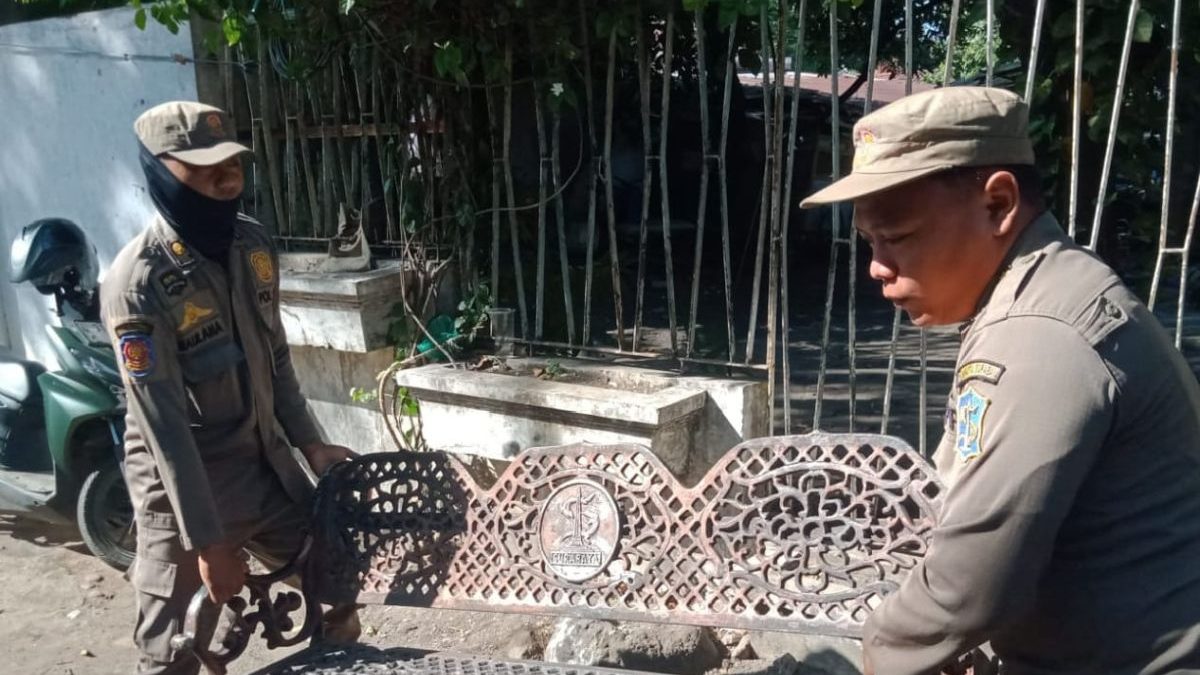 Satpol-PP-Amankan-Kursi-Besi-Berlogo-Pemkot-4