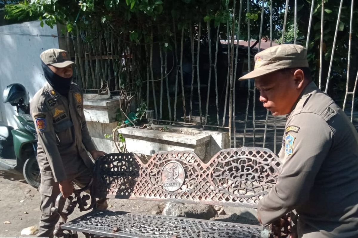 Satpol-PP-Amankan-Kursi-Besi-Berlogo-Pemkot-4