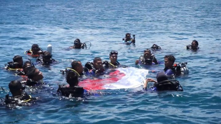 Semarak HUT ke-81 RI, Merah Putih berkibar di bawah laut Aceh