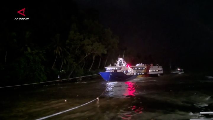 Tim SAR evakuasi ratusan penumpang kapal Mentawai Fast di Padang