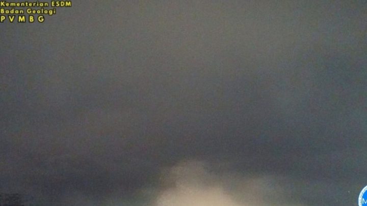 Gunung Semeru erupsi disertai awan panas guguran