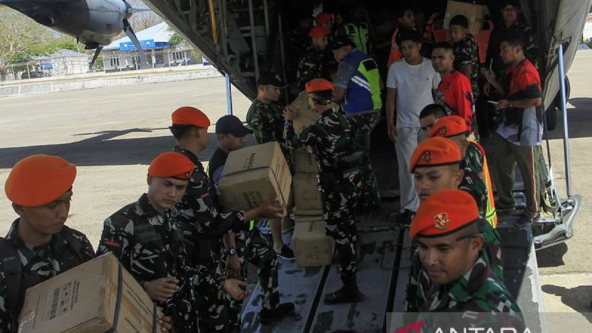 distribusi-bantuan-untuk-korban-gempa-flores-2842343_1