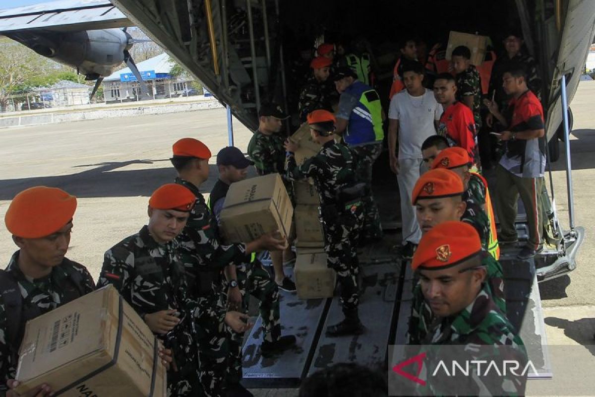 distribusi-bantuan-untuk-korban-gempa-flores-2842343_1