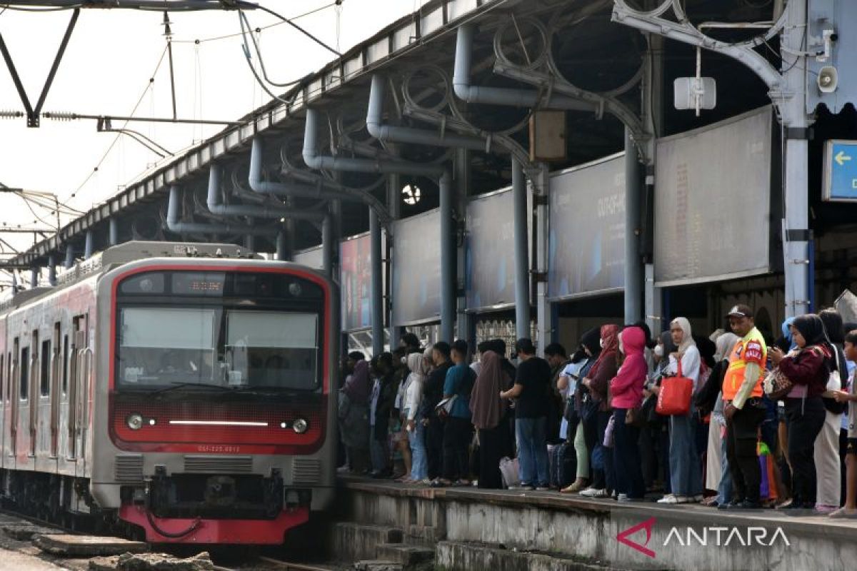 jumlah-penumpang-krl-commuter-line-saat-libur-sekolah-2816204