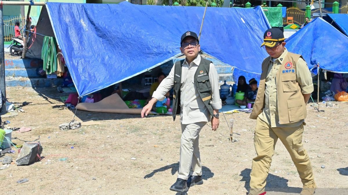 menko-pmk-tinjau-posko-pengungsian-gempa-ntt-2843804