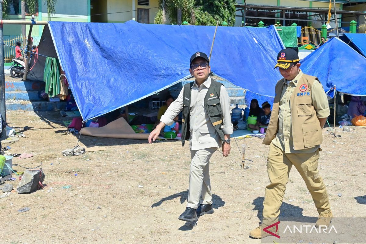 menko-pmk-tinjau-posko-pengungsian-gempa-ntt-2843804