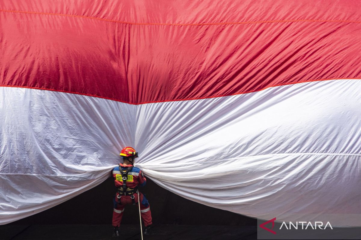 pembentangan-bendera-merah-putih-di-jembatan-layang-bandung-2843765